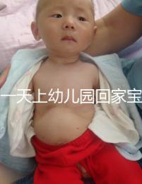 第一天上幼兒園回家寶寶指著媽媽哭，網友看樂了！